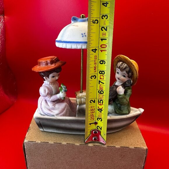 VTG 1960's LEGO BOY AND GIRL IN BOAT w/UMBRELLA, PORCELAIN FIGURINE - Picture 5 of 6